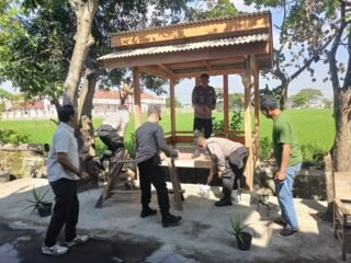 Srawung Warga Polsek Sragen Kota: Polisi Turun Tangan Bangun Pos Kamling, Hidupkan Lagi Semangat Gotong Royong