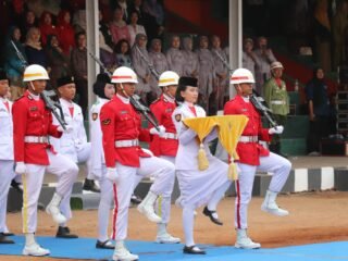 Kapolres Sragen Pimpin Penurunan Bendera HUT ke-81 RI, Merah Putih Diturunkan Khidmat