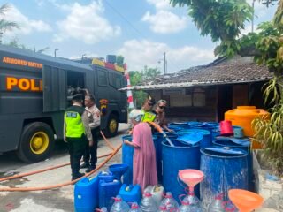 Polresta Pati Salurkan 13 Ribu Liter Air Bersih untuk Warga Terdampak Kekeringan di Jakenan*