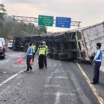 Diduga Rem tak berfungsi, truk box muatan biji plastik laka tunggal di jalan Tol.