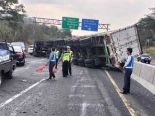 Diduga Rem tak berfungsi, truk box muatan biji plastik laka tunggal di jalan Tol.