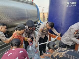 Polres Kudus Salurkan 21 Ribu Liter Air Bersih ke Warga Glagahwaru