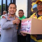 Kapolres Kudus Bagikan 350 Paket Sembako untuk Komunitas Ojol, Tekankan Keselamatan Berkendara