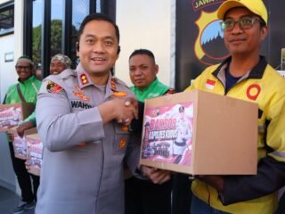 Kapolres Kudus Bagikan 350 Paket Sembako untuk Komunitas Ojol, Tekankan Keselamatan Berkendara