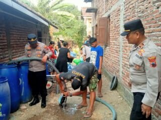 Polisi Pati Salurkan Air Bersih untuk Warga Sambirejo yang Terdampak Kekeringan*