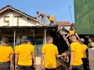 Polres Kudus Gotong Royong Bangun Rumah Layak Huni untuk Warga