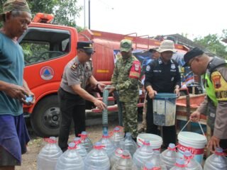 Peringati Hari Jadi Humas Polri ke-75, Polres Demak Salurkan Lima Tangki Air Bersih ke Warga Rejosari