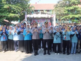 Buka kegiatan peringatan Bulan Bahasa di SMAN 1 Ungaran, Kapolres Ajak Pelajar hadapi tantangan era digital.