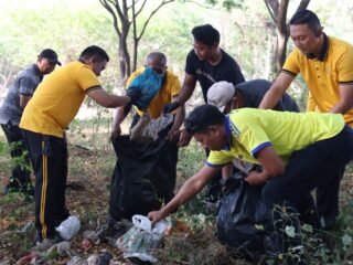 Green Policing, Kapolres Kudus Pimpin Kerja Bakti Bersama Masyarakat di Balai Jagong