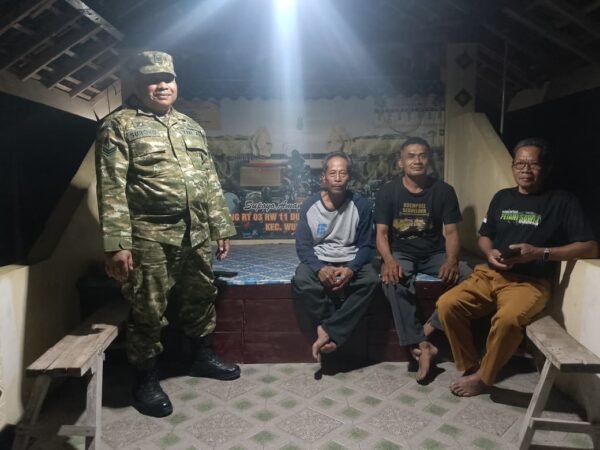 Patroli Malam, TNI Di Wuryantoro Juga Dijadikan Sarana Komsos Dengan Warga